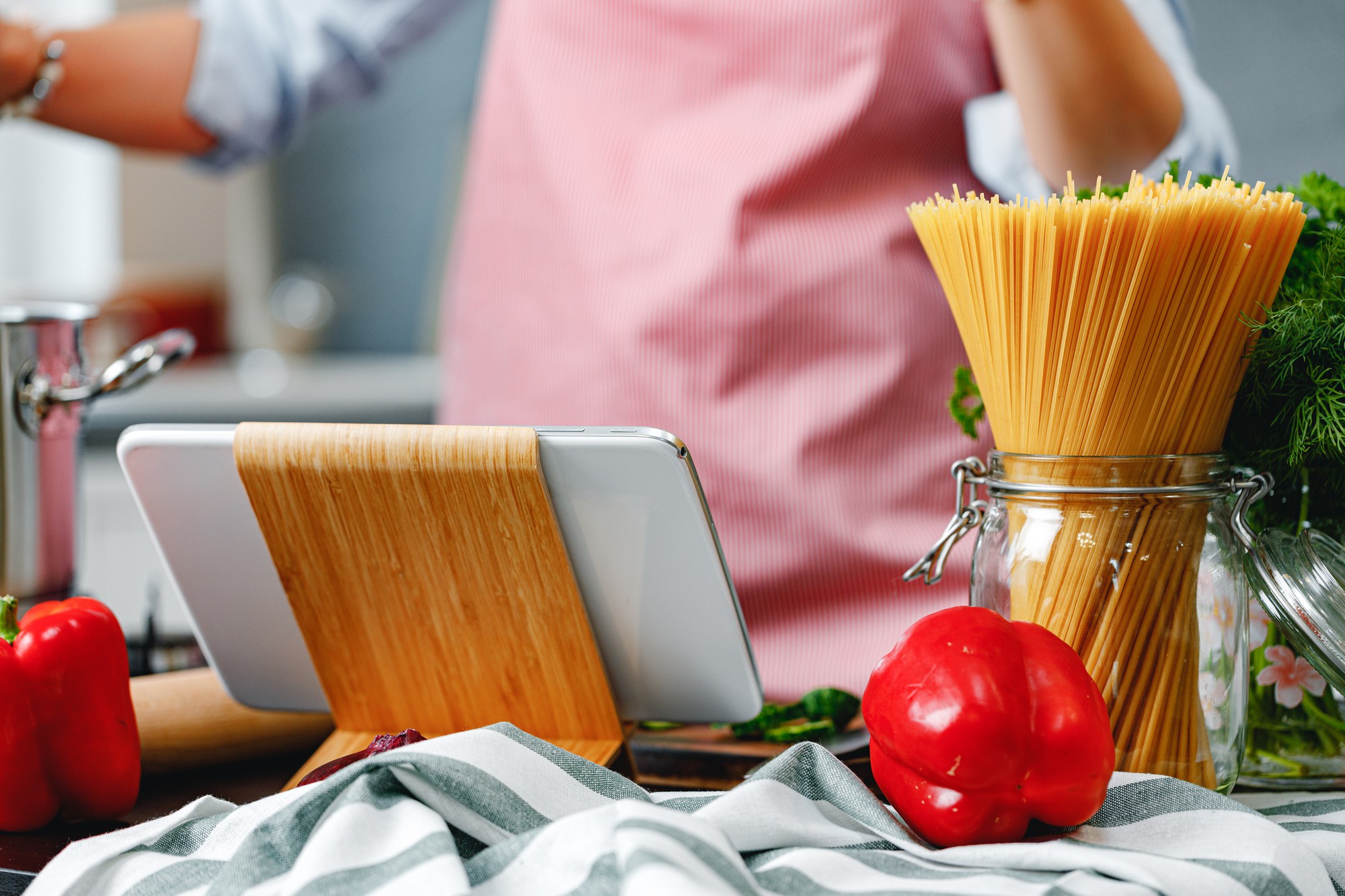 Banco di lavoro con utensili e ingredienti